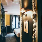 La Mondaine